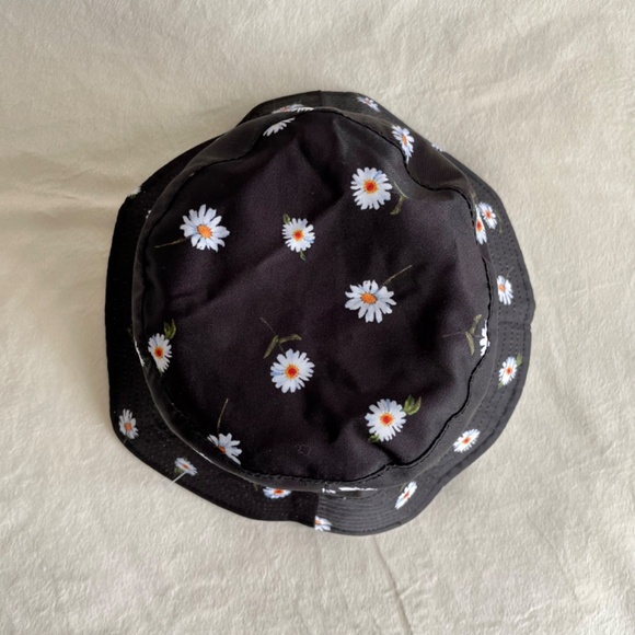 Alice + Olivia Reversible Daisy Print Bucket Hat - Picture 8 of 14